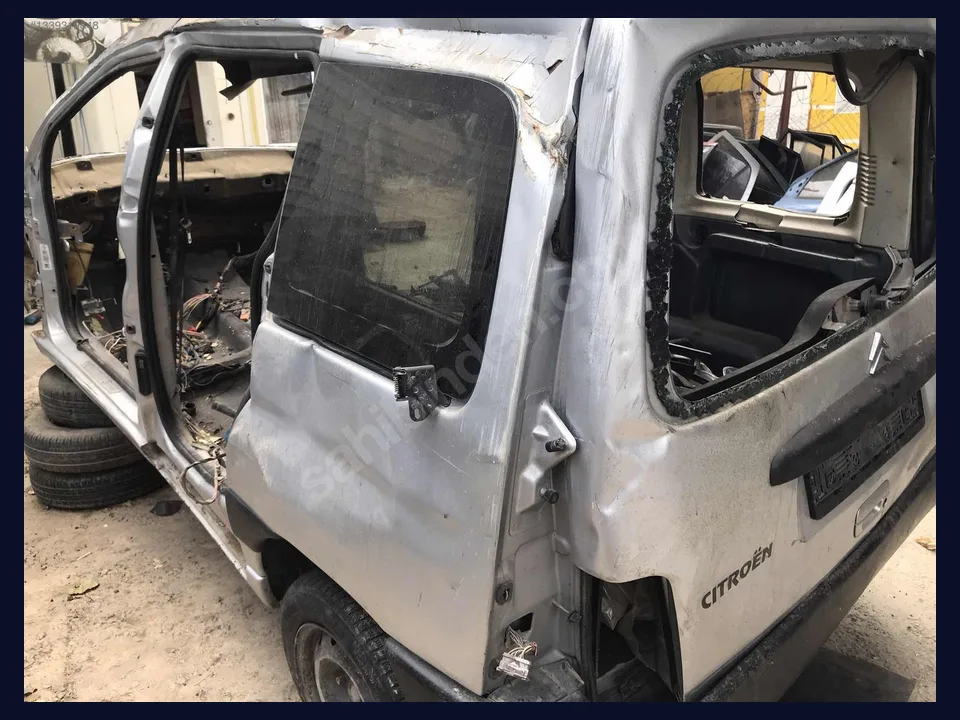 Peugeot Partner ÇAMURLUK çıkma parça fotoğrafı 1